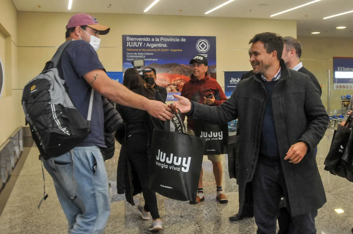 La provincia recibió el primer vuelo desde Iguazú - Diario El Paso